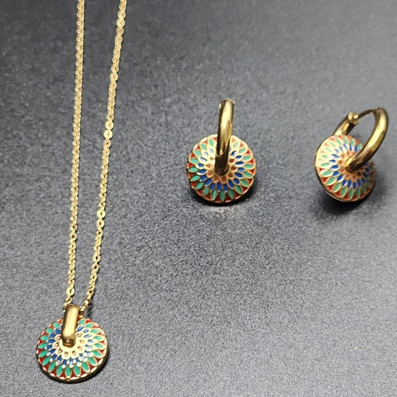 Elegant Gold Necklace - Picture 3 of 10